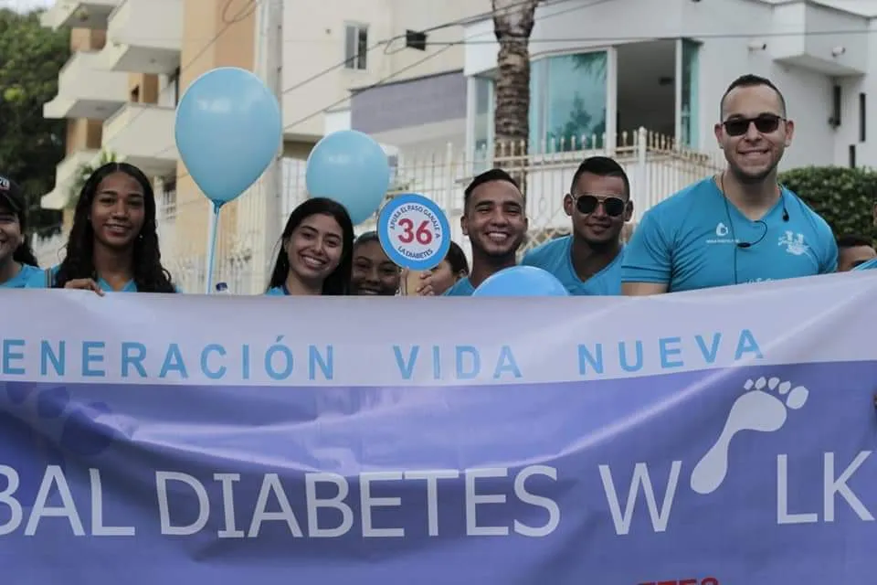 Profesionales de la salud atendiendo a pacientes en Fundación Vida Nueva
